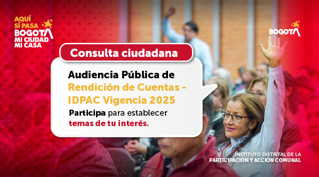Ciudadana participa levantando la mano