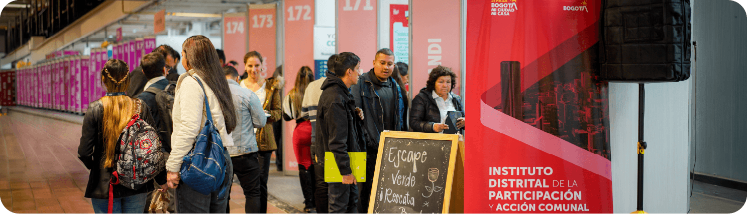 Personas participando en el curso virtual Bogotá Modo Metro 2026, aprendiendo sobre la Primera Línea y su impacto en la ciudad.