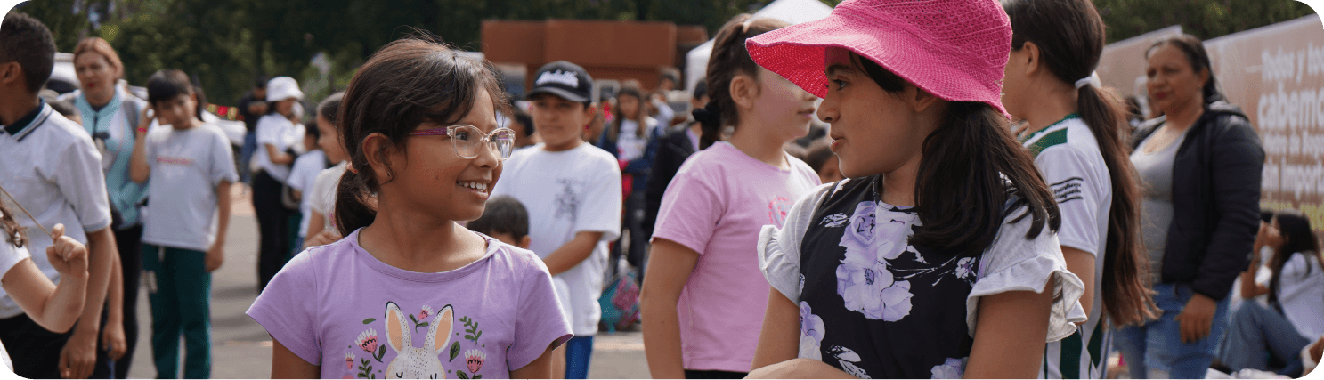 Niñas y niños participan en talleres y actividades lúdicas de la Casa de Experiencias del IDPAC, fortaleciendo la identidad y participación ciudadana en Bogotá.
