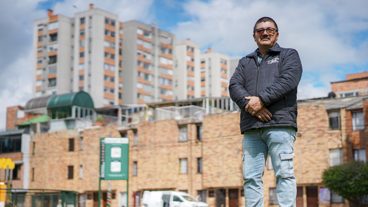 Líder comunitario Isaac Alba del barrio La Trinitaria en la localidad de Suba participa en procesos de organización y seguridad comunitaria en Bogotá