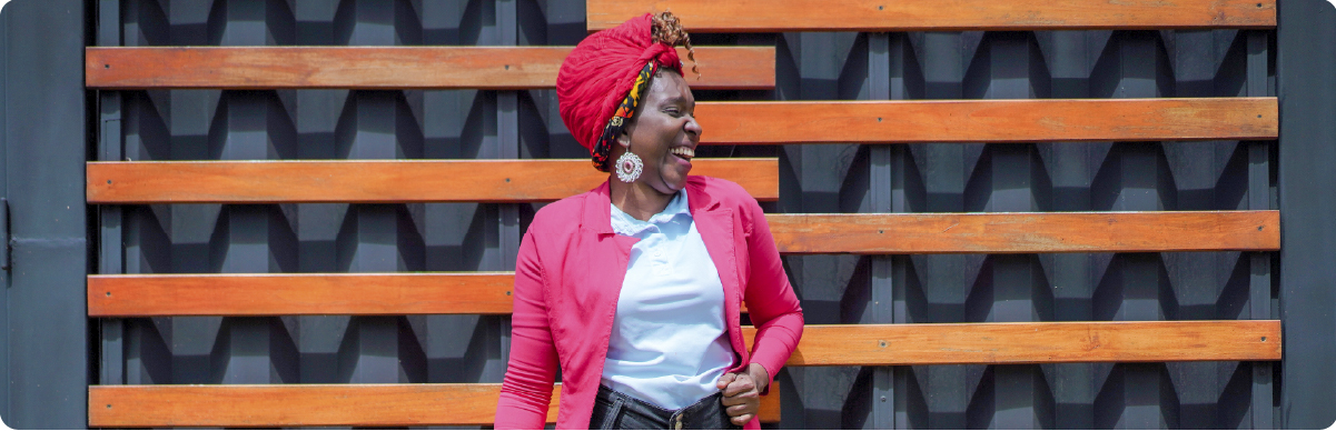 Mujer afrodescendiente con turbante rojo representa a la población negra, afrocolombiana y palenquera en Bogotá.
