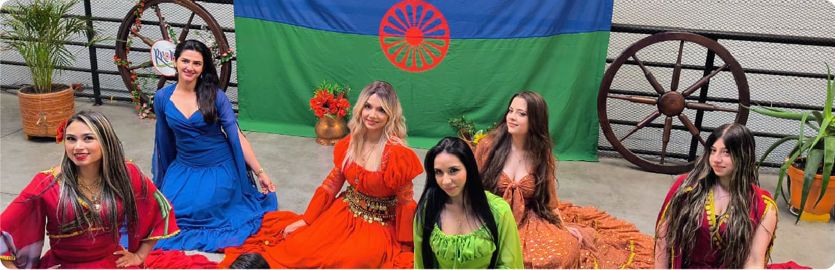 Mujeres con vestimenta tradicional participan en un encuentro cultural del pueblo Rrom en Bogotá.