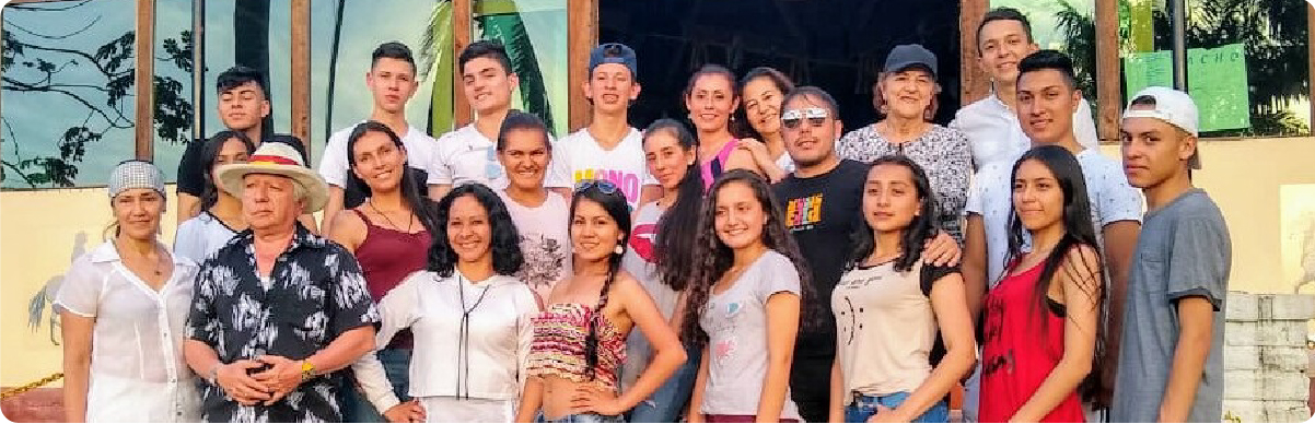 Grupo de personas reunidas en un espacio comunitario como representación de las víctimas del conflicto armado y su participación en Bogotá.