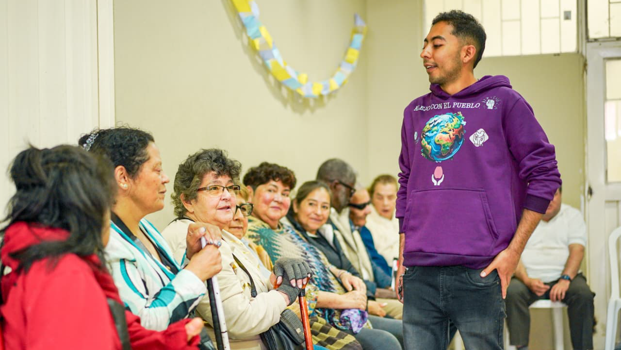 Ciudadanos y personas con discapacidad participan en una actividad de diálogo e inclusión organizada por el IDPAC en Bogotá para fortalecer la participación comunitaria.