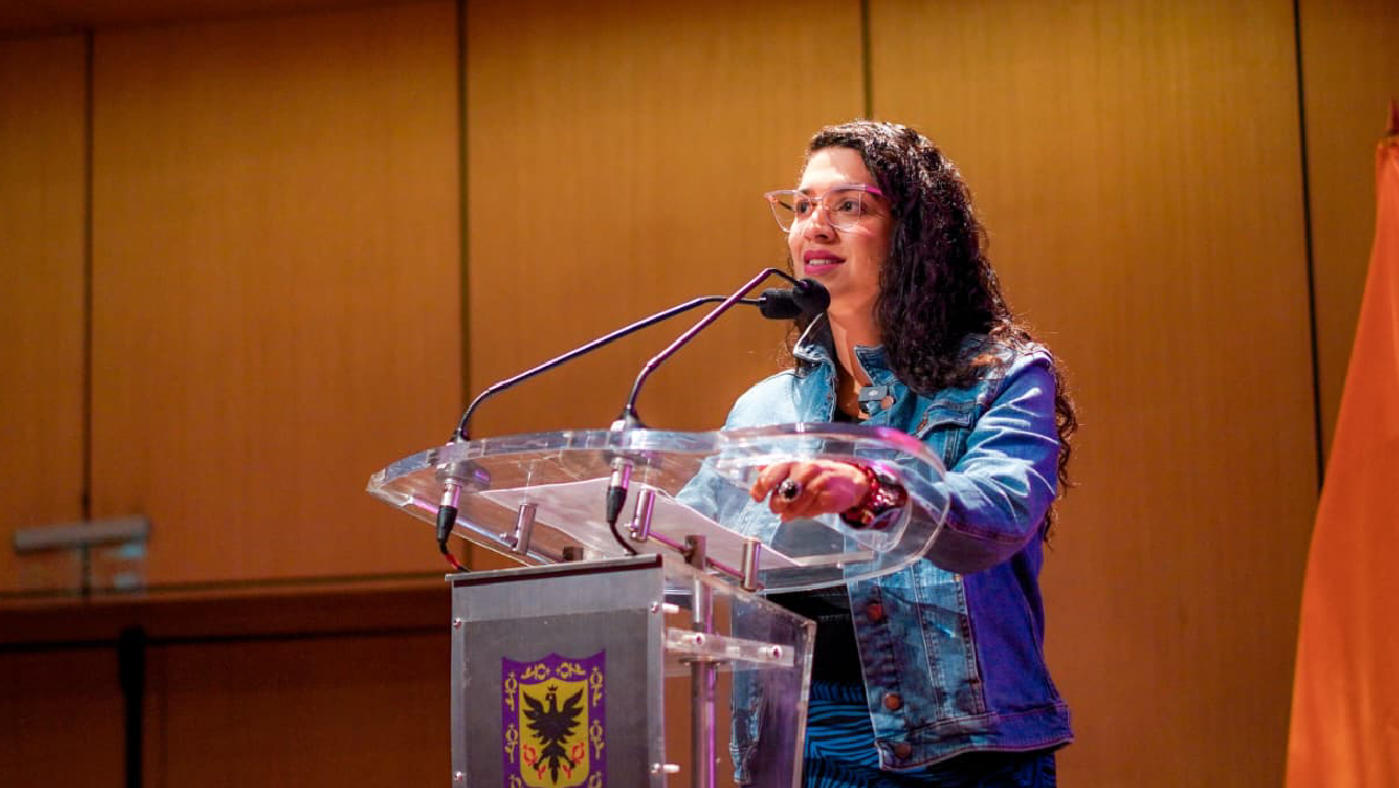 María Ximena Morales Trujillo interviene durante el evento de Participación Bogotá en el que se anuncian 50 obras comunitarias con una inversión de $1.500 millones para fortalecer la acción comunal y el desarrollo barrial en la ciudad.