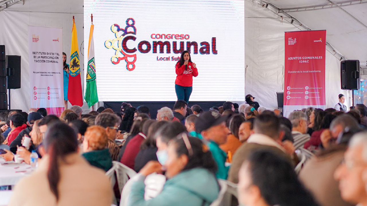 La directora del IDPAC, María Ximena Morales Trujillo, interviene frente a líderes comunales durante el Congreso Comunal Local Suba 2025, ante un auditorio lleno de asistentes.