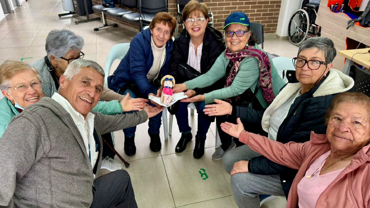 Adultos mayores en círculo durante el curso Encuentros Improbables del IDPAC en Engativá, compartiendo reflexiones y actividades grupales.
