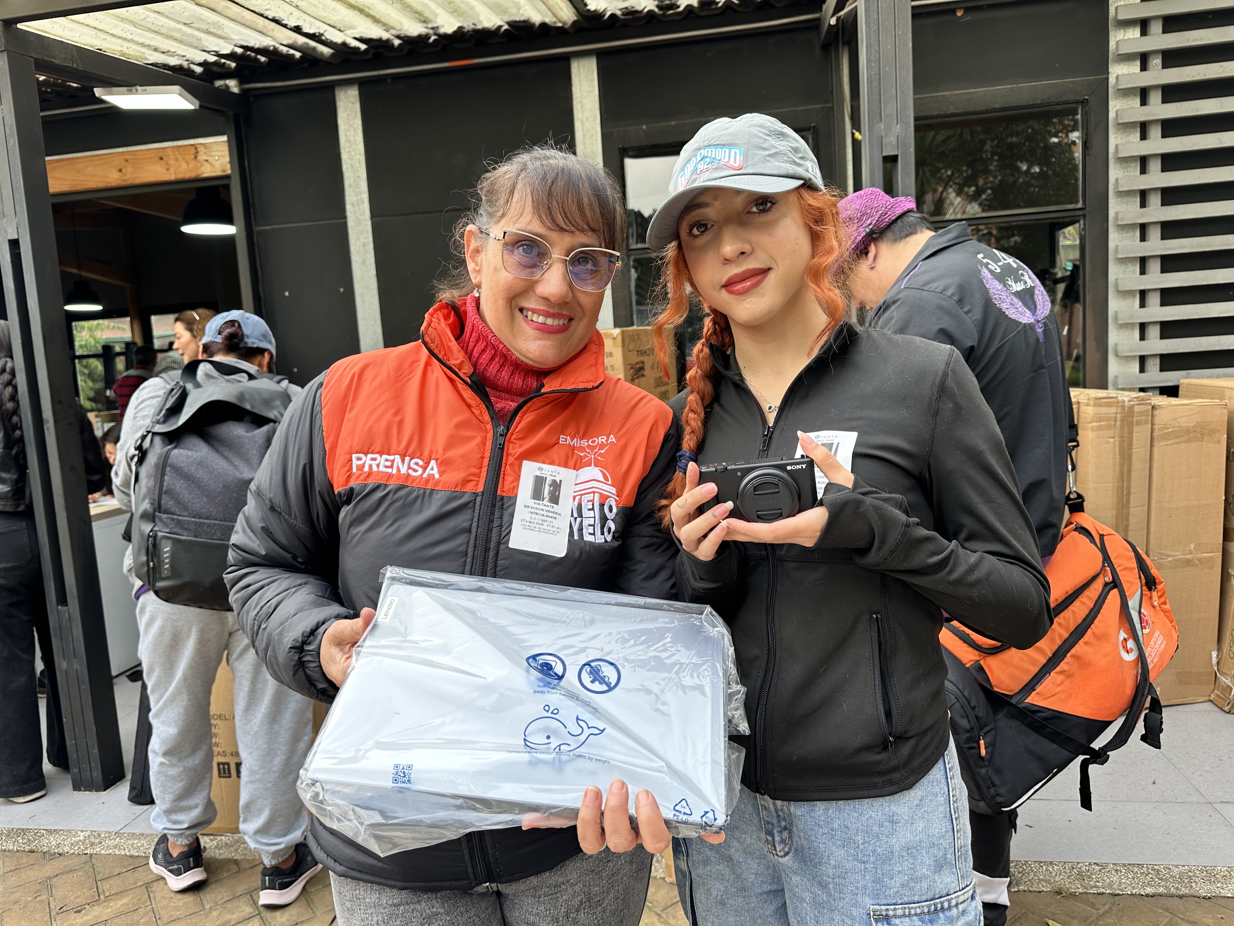 Entrega de incentivos del Fondo Chikaná 2025: representante de medio comunitario recibe kit tecnológico para fortalecer la participación ciudadana en Bogotá.