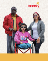 Dos personas adultas y una joven en silla de ruedas posan juntas, representando la diversidad e inclusión de las organizaciones sociales en Bogotá.