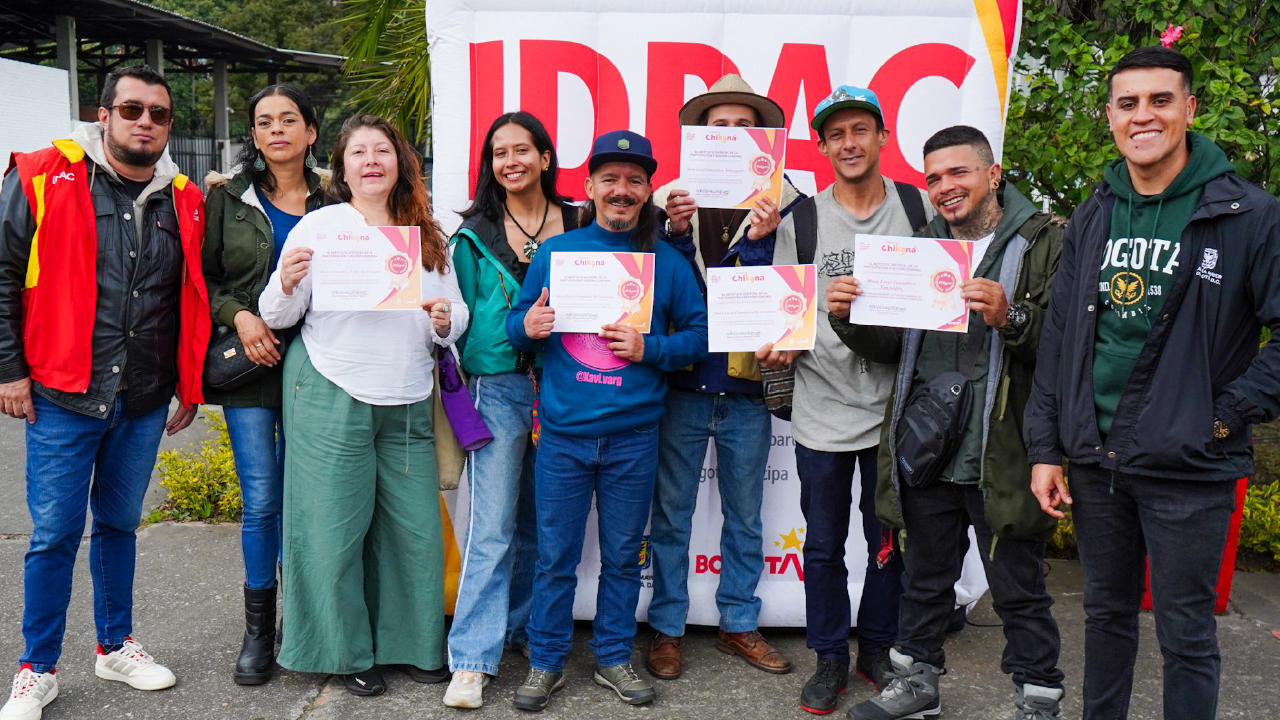 Organizaciones sociales y comunitarias reciben reconocimientos del Fondo de Incentivos Chikaná 2025 durante un evento de Participación Bogotá que fortalece el liderazgo ciudadano y la acción comunal en los territorios.