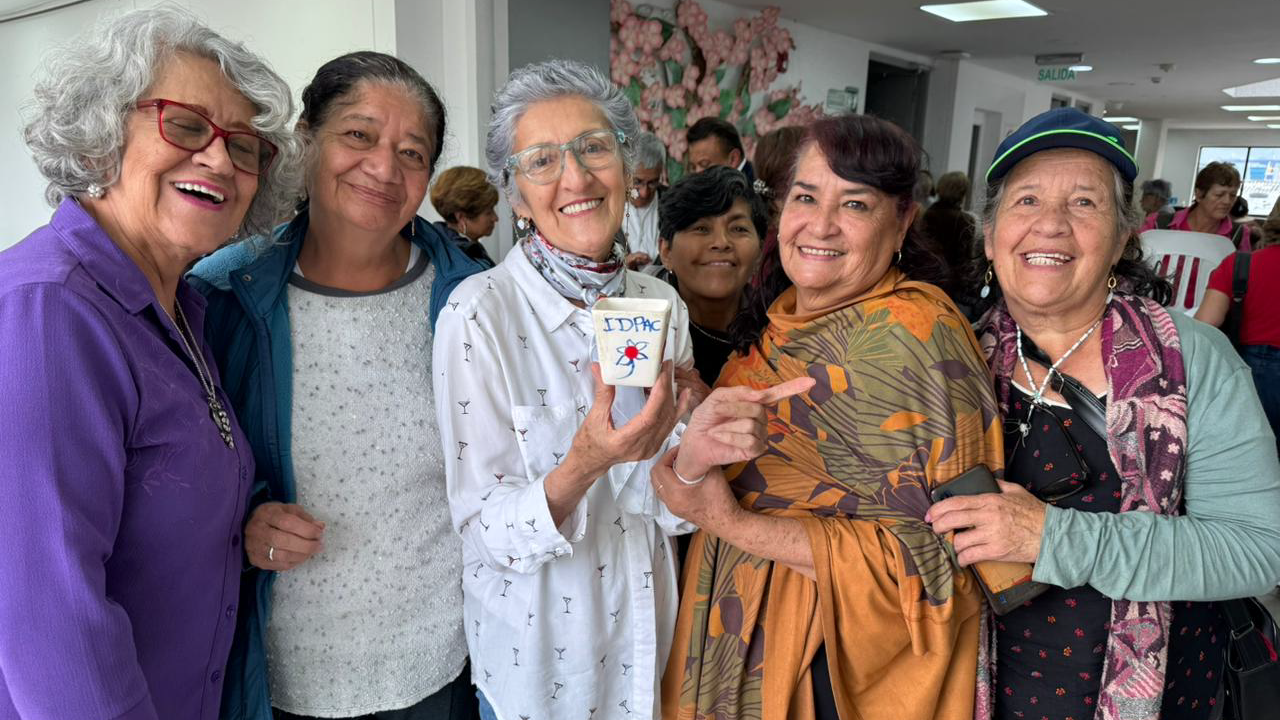 Grupo de adultas mayores sonrientes durante el curso Encuentros Improbables del IDPAC en Engativá, promoviendo convivencia y participación comunitaria.