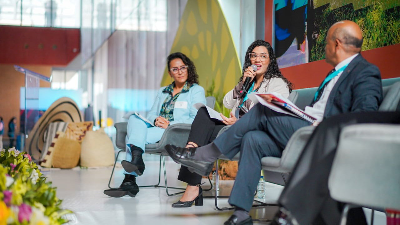 La directora del IDPAC, María Ximena Morales Trujillo, interviene en un conversatorio sobre innovación participativa y sostenibilidad ambiental, acompañada por expertos en políticas públicas y educación democrática durante la Cumbre Internacional de Sostenibilidad