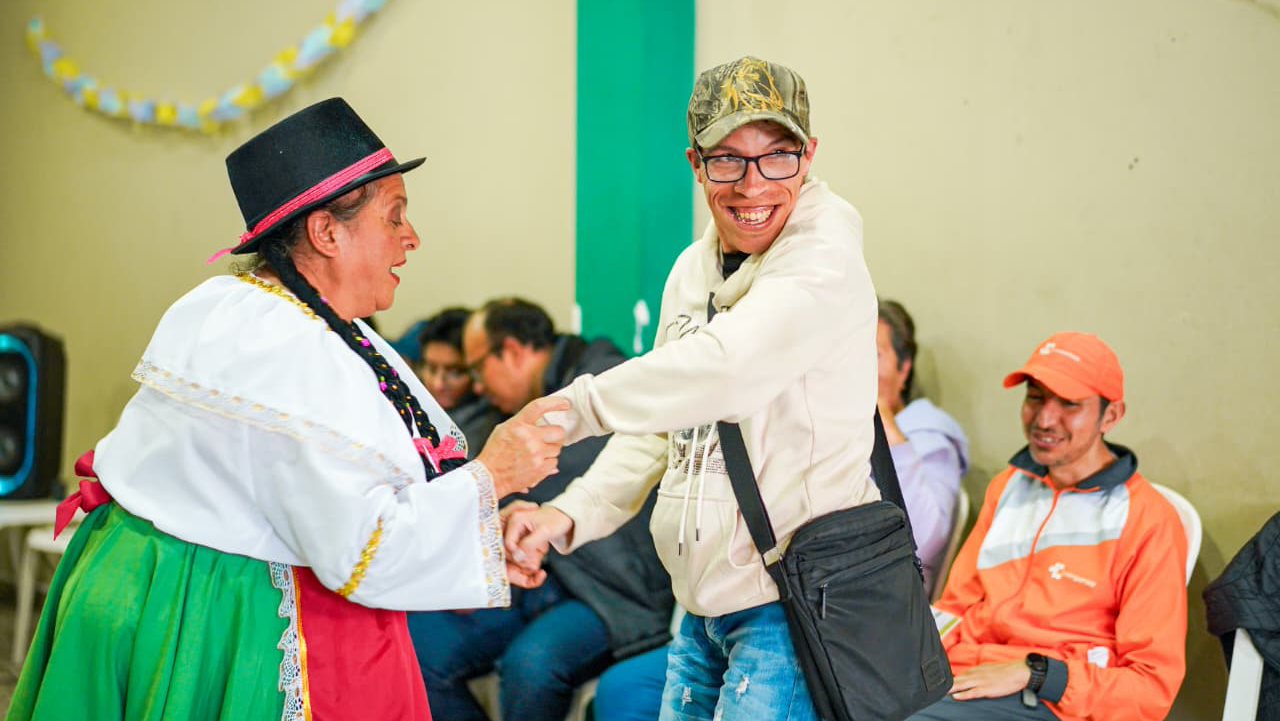 Personas con discapacidad participan en una jornada cultural organizada por el IDPAC en Bogotá, promoviendo la inclusión, la alegría y la participación ciudadana.