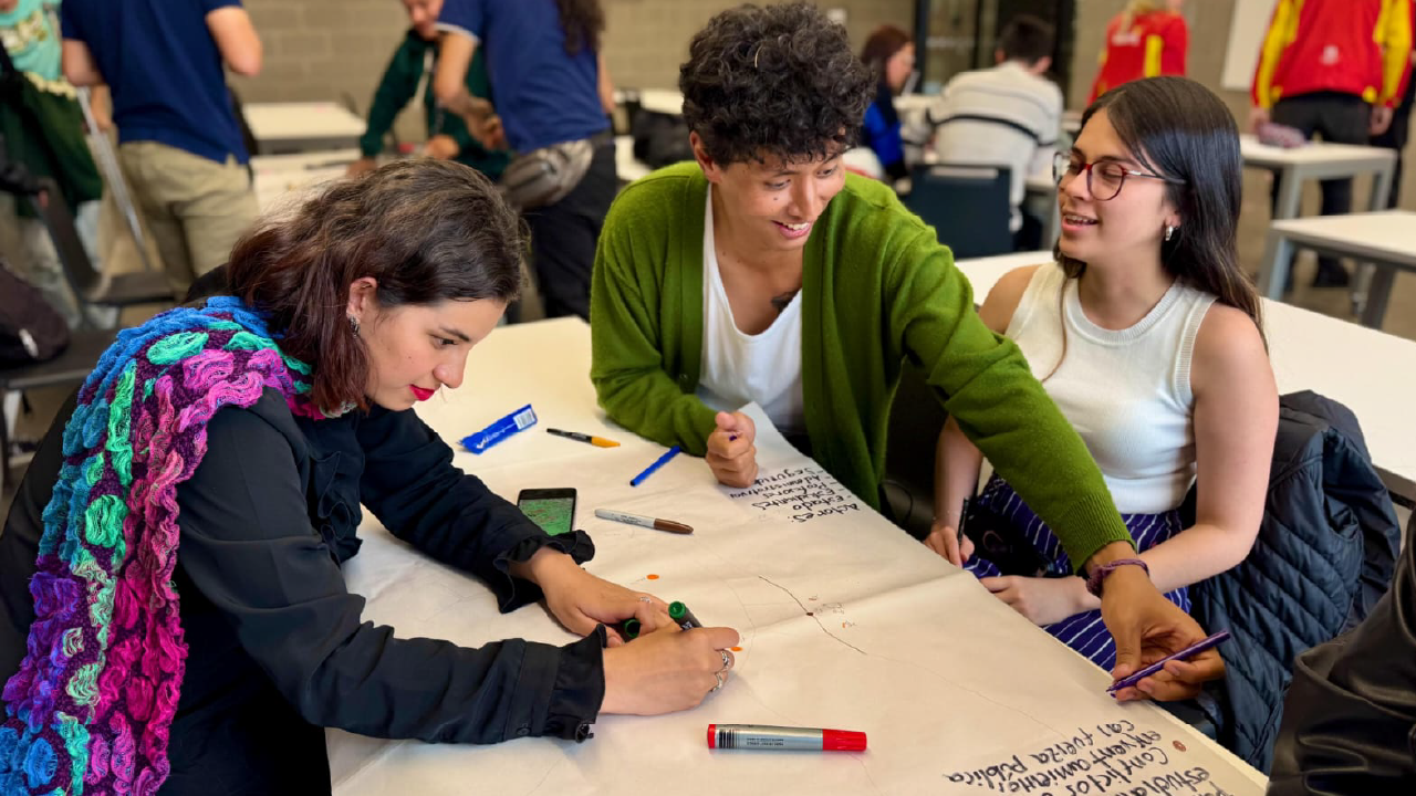 Jóvenes participan activamente en jornada de reflexión y escritura colectiva sobre mecanismos de participación ciudadana en Bogotá.