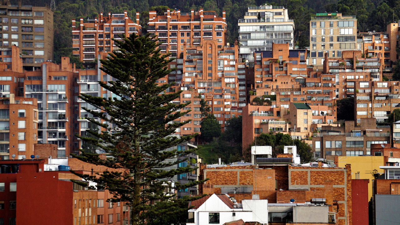 Panorámica de edificios residenciales en Bogotá que representan el modelo de Propiedad Horizontal, en el marco de la formulación de la Política Pública liderada por el IDPAC.