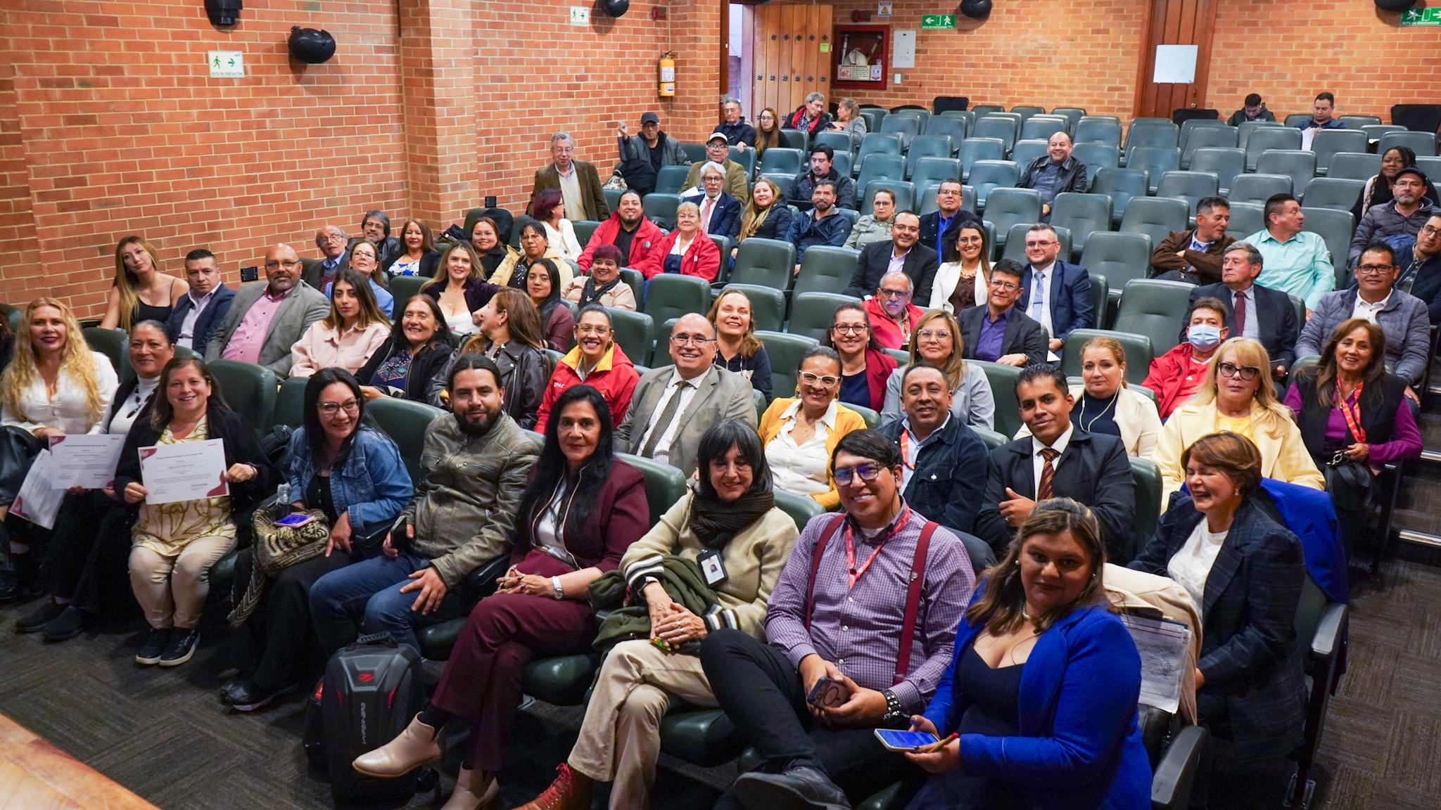 Asistentes al encuentro del Consejo Distrital de Propiedad Horizontal reunidos en el auditorio del IDPAC, durante la mesa estratégica de trabajo para fortalecer la política de propiedad horizontal en Bogotá.