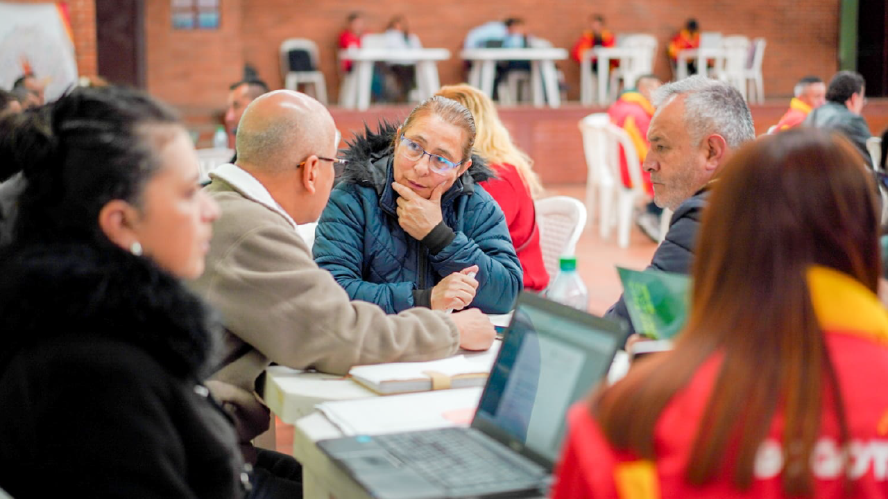 Representantes de organizaciones comunales dialogan con el equipo del IDPAC durante una jornada de orientación y acompañamiento en Bogotá