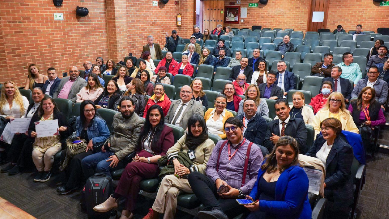 Ciudadanos, líderes y representantes institucionales participan en un espacio de diálogo del Gobierno Distrital sobre la política pública de propiedad horizontal en Bogotá