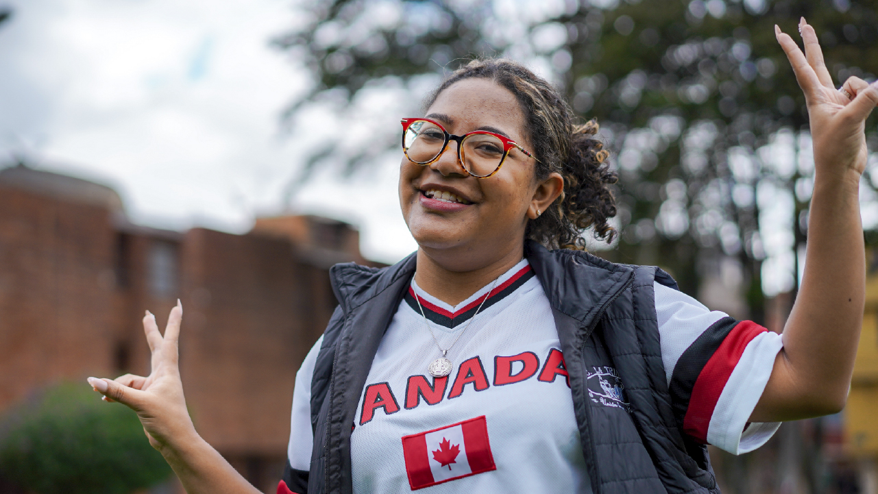 Integrante de la comunidad del barrio La Trinitaria en Suba participa en procesos liderados por la Junta de Acción Comunal para mejorar la seguridad del sector