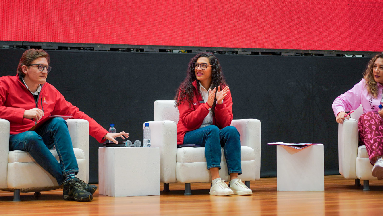 Espacio de diálogo en escenario institucional sobre participación ciudadana en Bogotá durante la rendición de cuentas en 2025