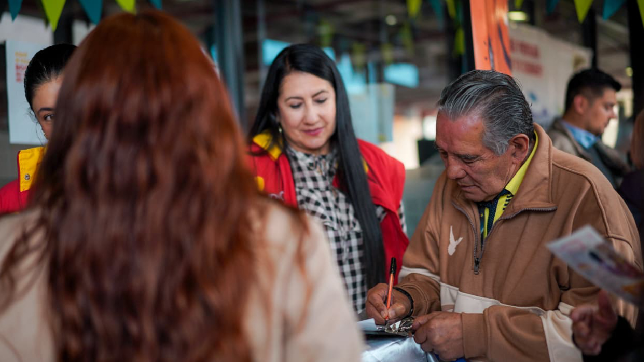 Ciudadanos participan en jornada electoral en Bogotá durante las elecciones al Congreso de 2026 fortaleciendo la participación ciudadana