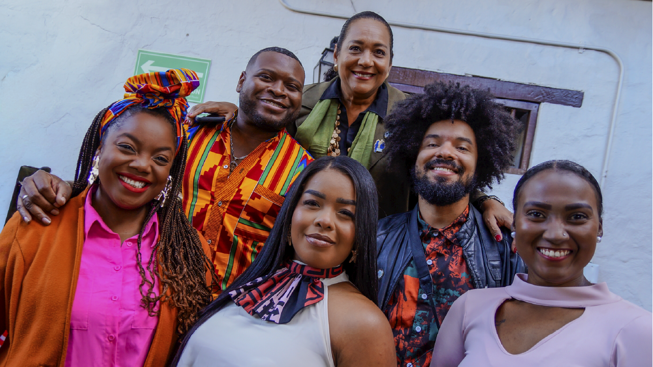Grupo de líderes y lideresas raizales y afrodescendientes reunidos en un evento en Bogotá por la conmemoración de la Emancipación Raizal, organizado con el IDPAC.