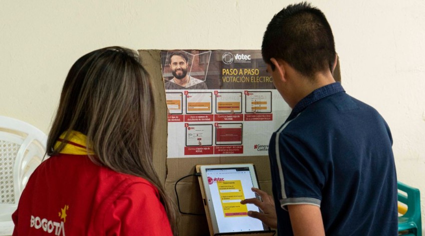 Imagen de personas votando por Urna Virtual de Votec