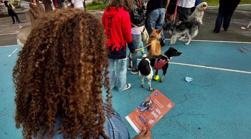 Ciudadanos con perros en jornada de Ideas Que Dejan Huella del IDPAC en parque de Kennedy