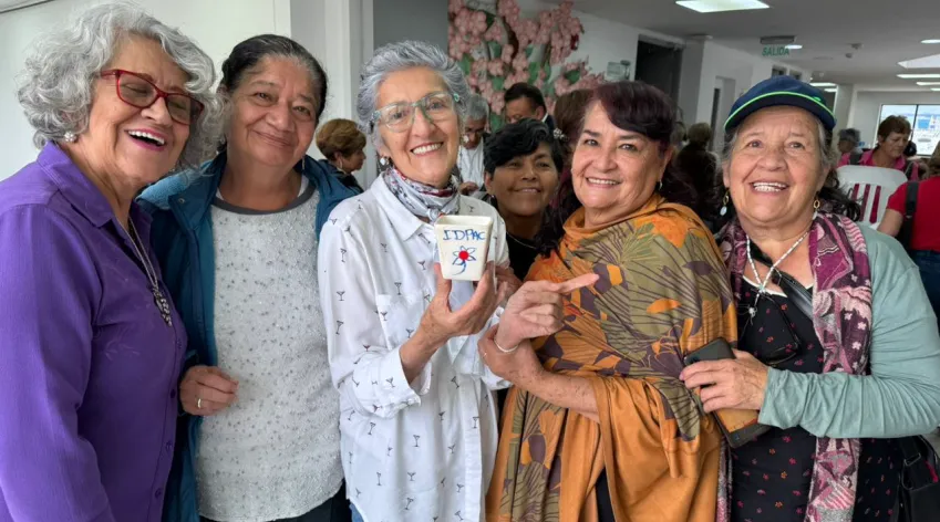 Grupo de adultas mayores sonrientes durante el curso Encuentros Improbables del IDPAC en Engativá, promoviendo convivencia y participación comunitaria.
