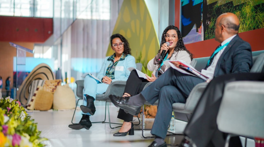 La directora del IDPAC, María Ximena Morales Trujillo, interviene en un conversatorio sobre innovación participativa y sostenibilidad ambiental, acompañada por expertos en políticas públicas y educación democrática durante la Cumbre Internacional de Sostenibilidad