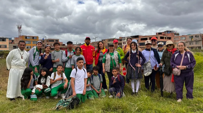 grupo de estudiantes y artistas a embellecer zonas del Metro de Bogotá