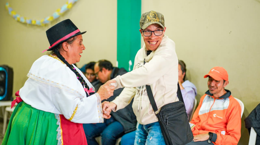 Personas con discapacidad participan en una jornada cultural organizada por el IDPAC en Bogotá, promoviendo la inclusión, la alegría y la participación ciudadana.