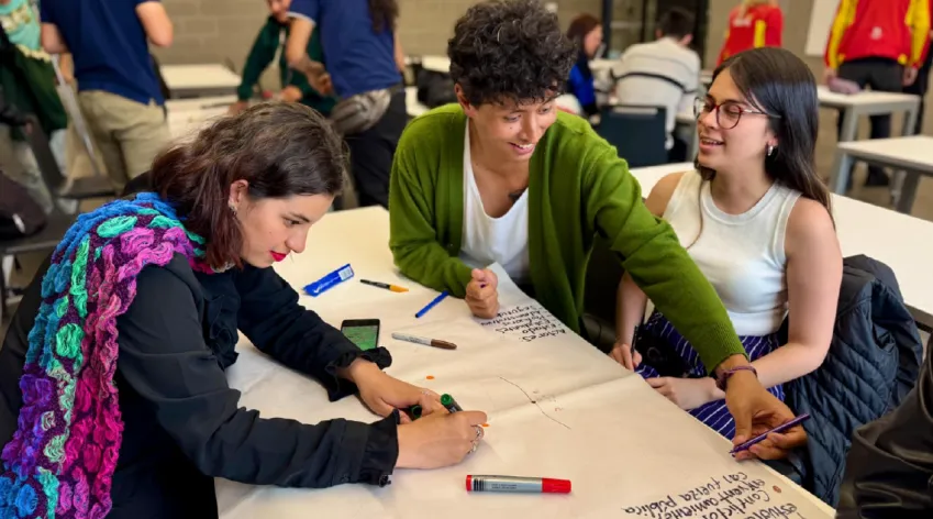 Jóvenes participan activamente en jornada de reflexión y escritura colectiva sobre mecanismos de participación ciudadana en Bogotá.