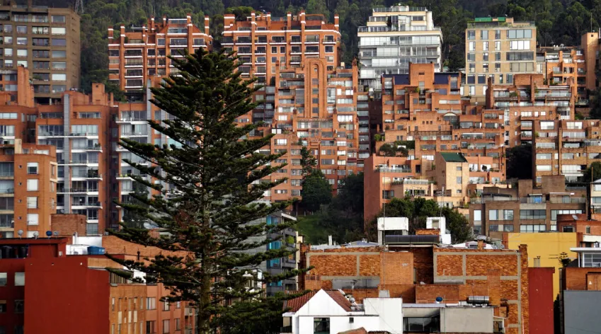Panorámica de edificios residenciales en Bogotá que representan el modelo de Propiedad Horizontal, en el marco de la formulación de la Política Pública liderada por el IDPAC.
