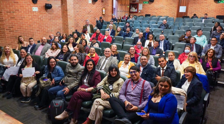 Asistentes al encuentro del Consejo Distrital de Propiedad Horizontal reunidos en el auditorio del IDPAC, durante la mesa estratégica de trabajo para fortalecer la política de propiedad horizontal en Bogotá.