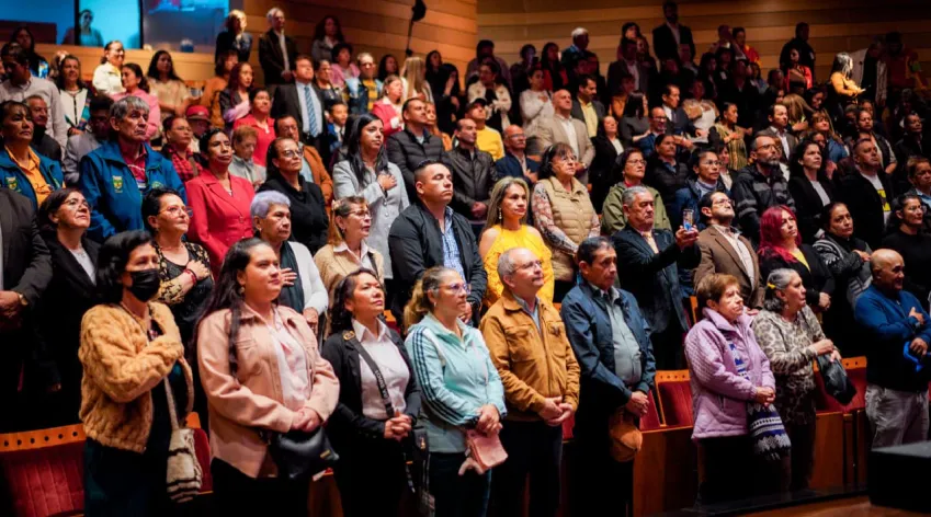 Ciudadanas y ciudadanos participan en el evento de Participación Bogotá donde se anuncian 50 obras comunitarias con una inversión de $1.500 millones para fortalecer la acción comunal y el desarrollo barrial en 14 localidades.