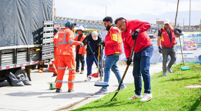 Equipo del IDPAC y operarios de aseo realizan jornada pedagógica sobre manejo de residuos en espacio público de Bogotá.