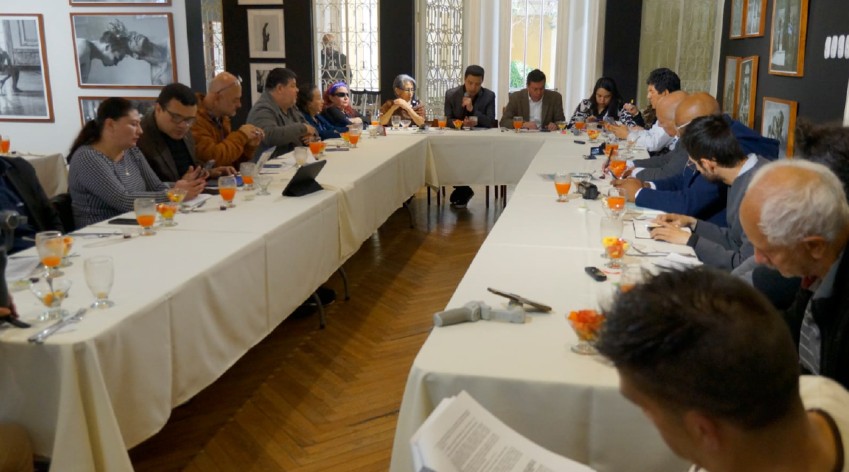 El IDPAC lidera espacio de diálogo con la Mesa Distrital de Medios Comunitarios para fortalecer la participación democrática en Bogotá.