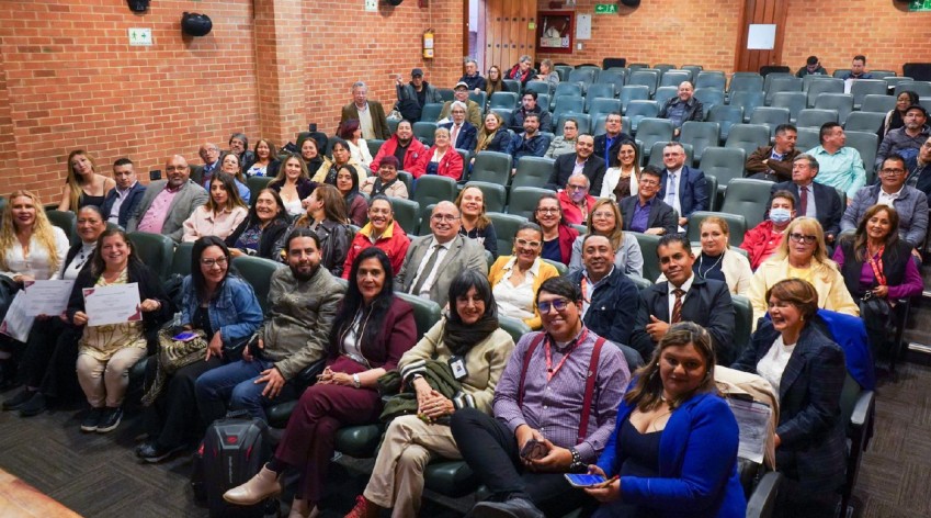 Ciudadanos, líderes y representantes institucionales participan en un espacio de diálogo del Gobierno Distrital sobre la política pública de propiedad horizontal en Bogotá
