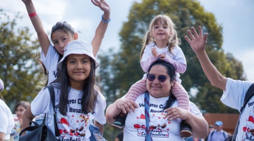 Niñas y personas adultas participan en una jornada de Comunalitos al aire libre en Bogotá.