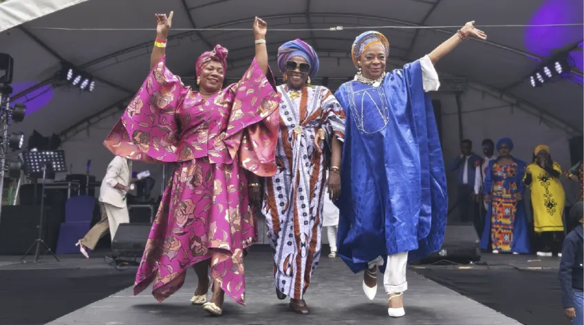 Mujeres afrocolombianas desfilan con trajes tradicionales durante la conmemoración del Día Distrital de las Mujeres Negras Afrocolombianas, evento del IDPAC en Bogotá.