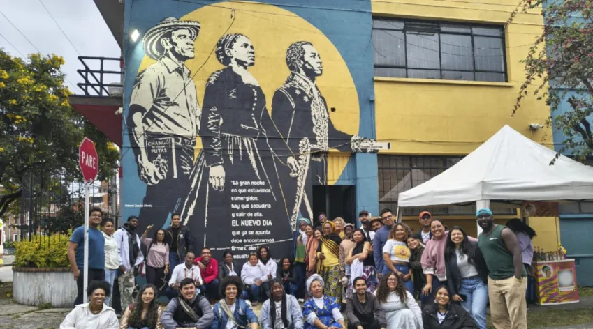 El IDPAC acompaña la inauguración del Segundo Mural Antirracista de Teusaquillo, con la comunidad reunida frente a la obra que representa a Manuel Zapata Olivella, Harriet Tubman y Toussaint Louverture.