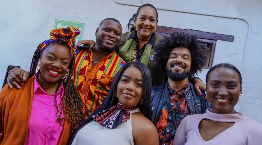 Grupo de líderes y lideresas raizales y afrodescendientes reunidos en un evento en Bogotá por la conmemoración de la Emancipación Raizal, organizado con el IDPAC.